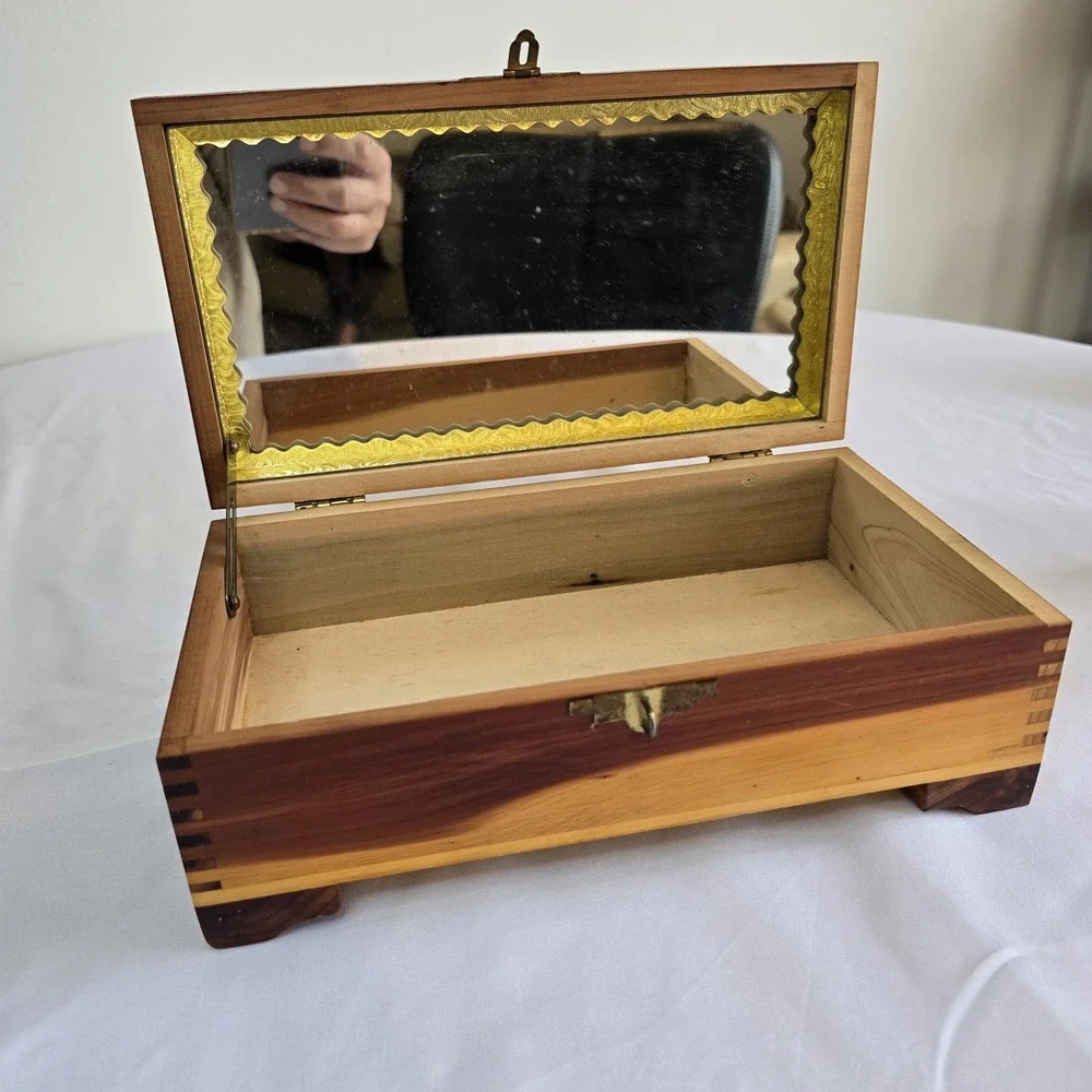 VTG Handcarved Cedar Box Finger-Jointed With Mirror Mountain and Water Landscape
